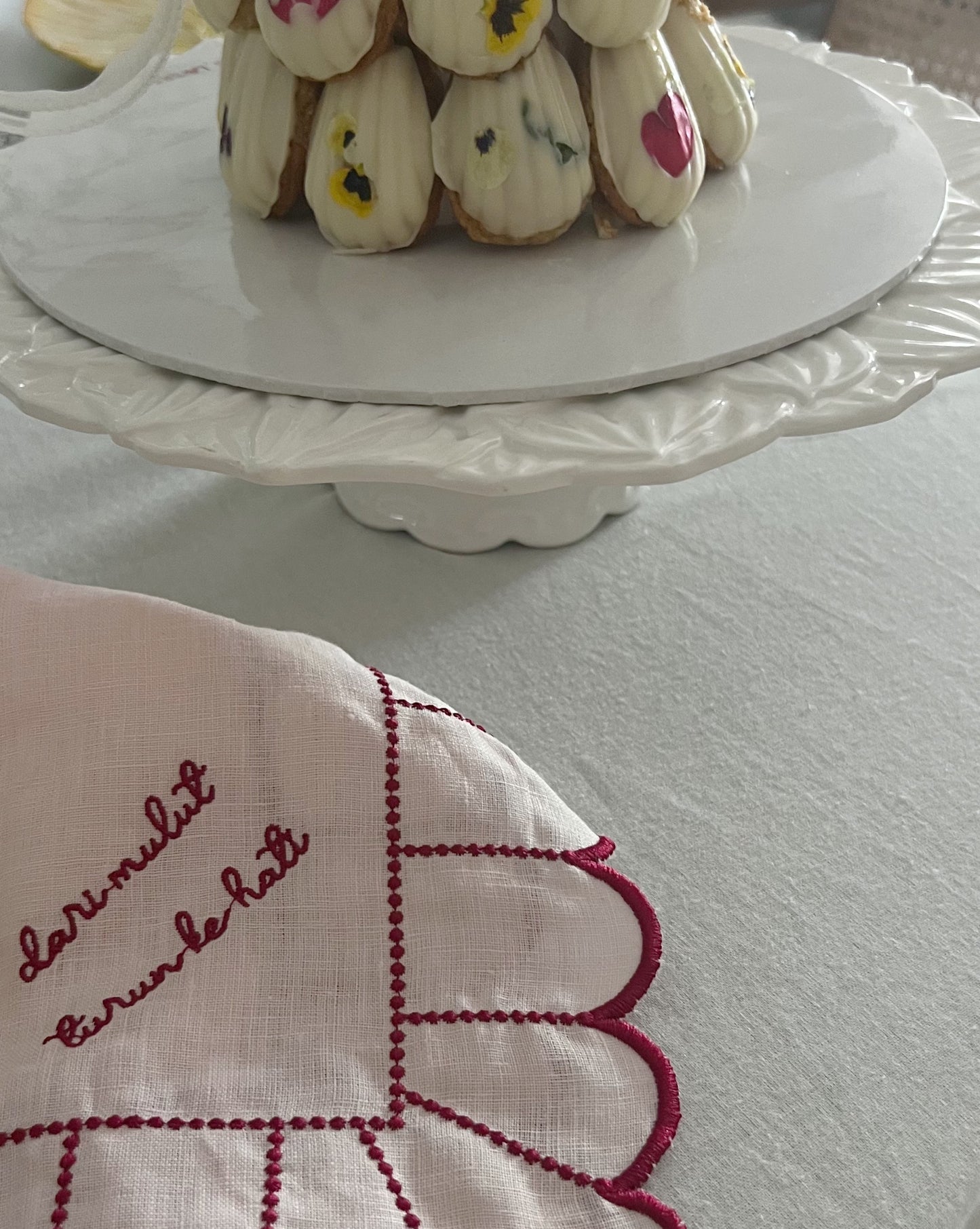 Embroidered Linen Napkin "๐ญ๐ช๐ป๐ฒ ๐ถ๐พ๐ต๐พ๐ฝ, ๐ฝ๐พ๐ป๐พ๐ท ๐ด๐ฎ ๐ฑ๐ช๐ฝ๐ฒ"
