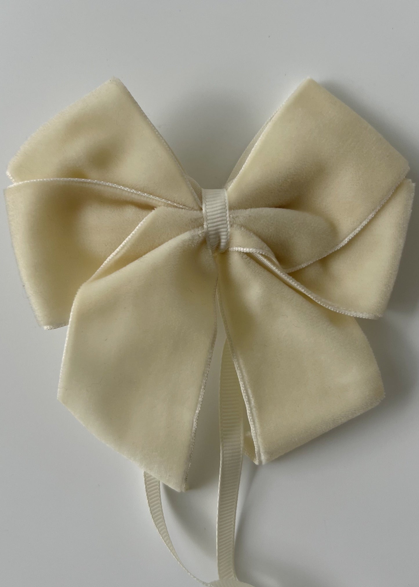 cream velvet bow napkin holder for perfect table setting / tablescapes