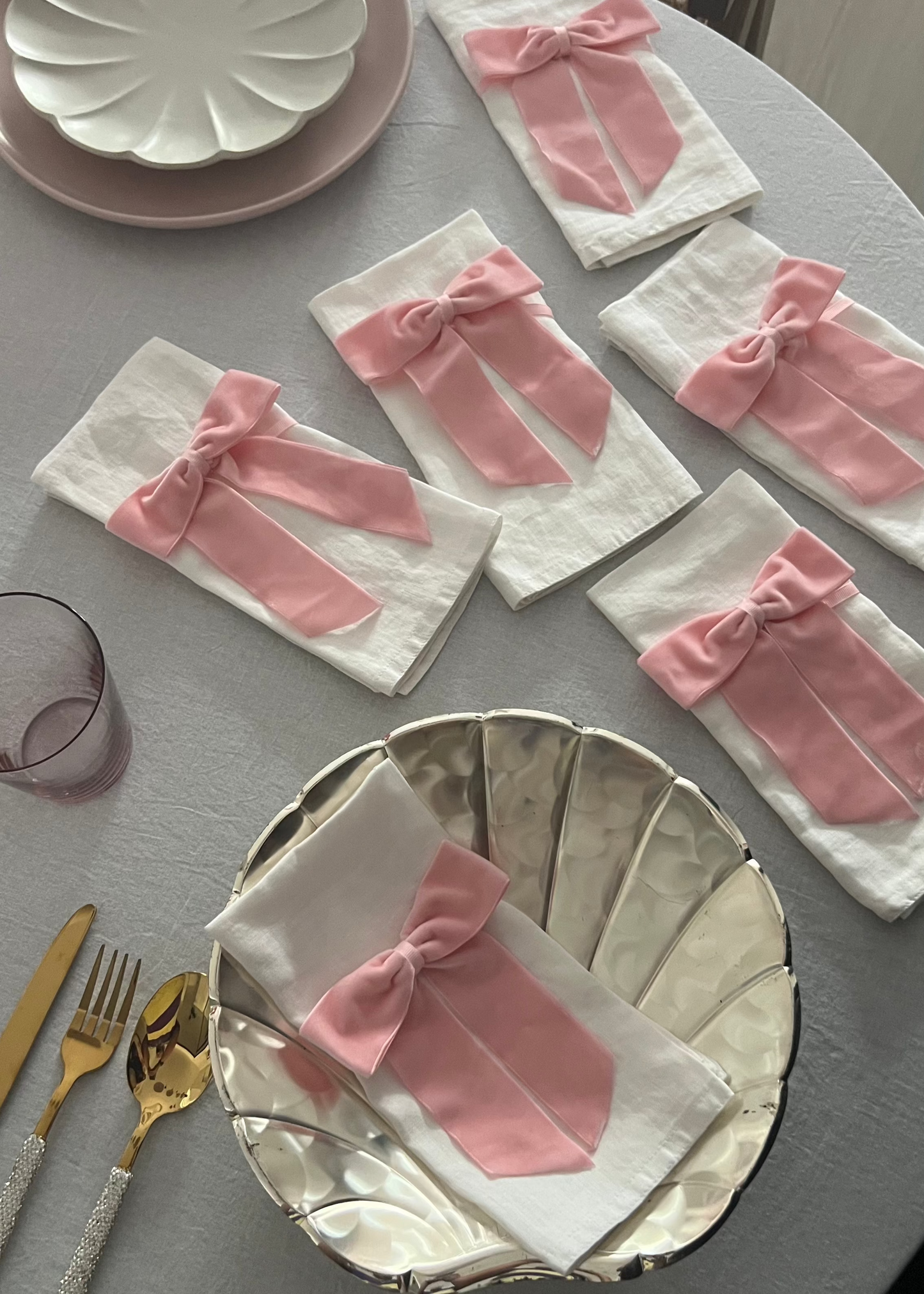 pink velvet bow napkin holder for perfect table setting / tablescapes