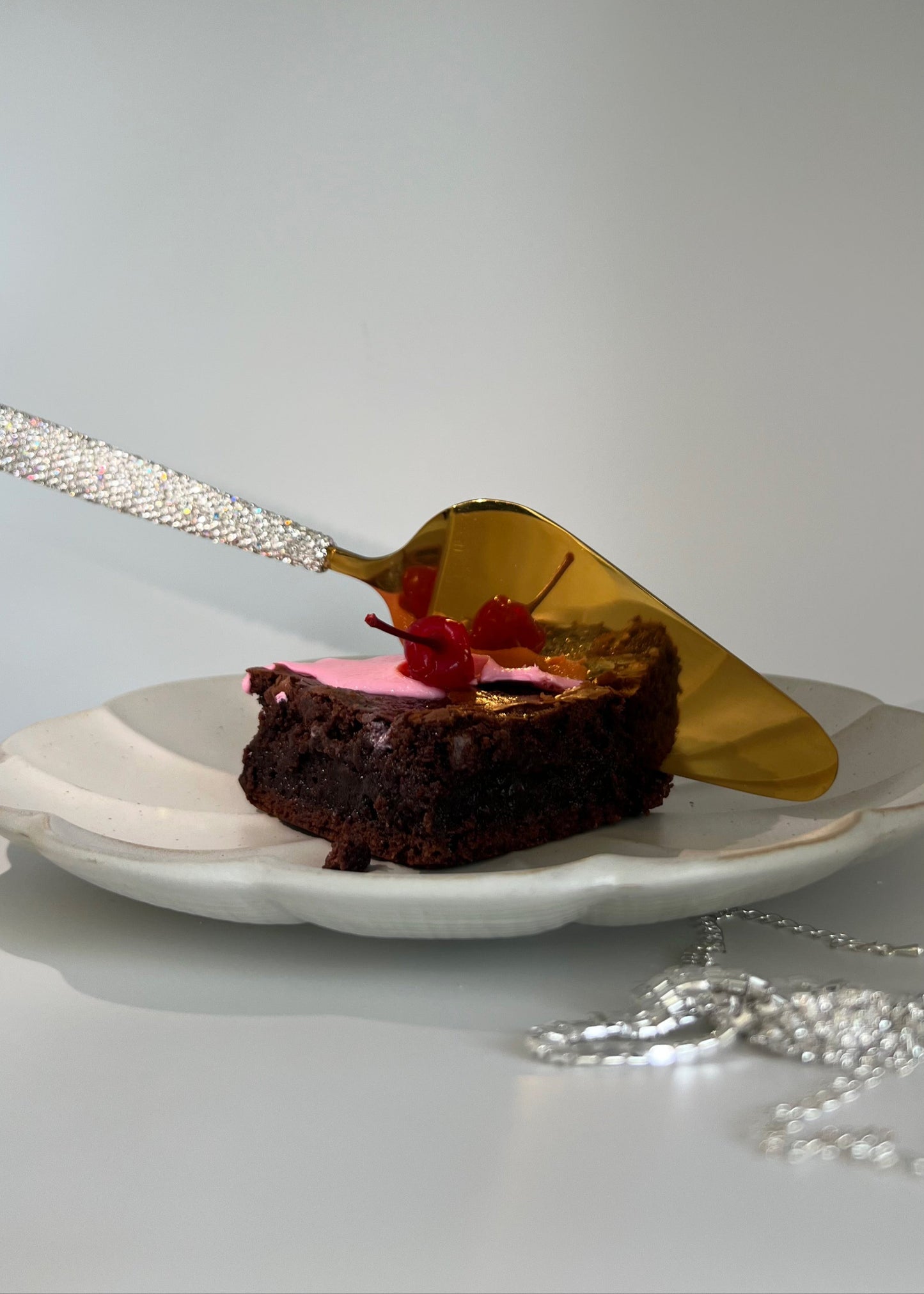 rhinestone cake server for stunning table setting / tablescapes