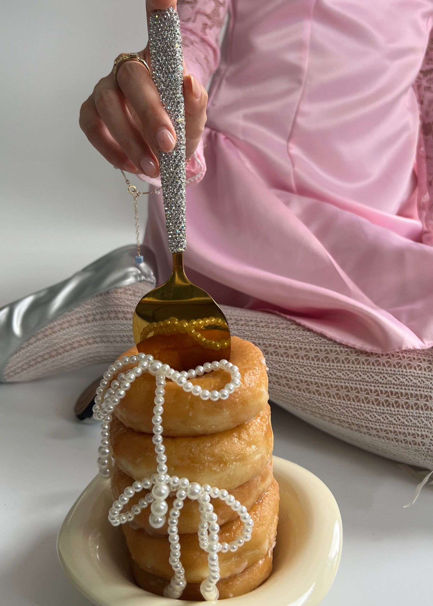 rhinestone cake server for stunning table setting / tablescapes