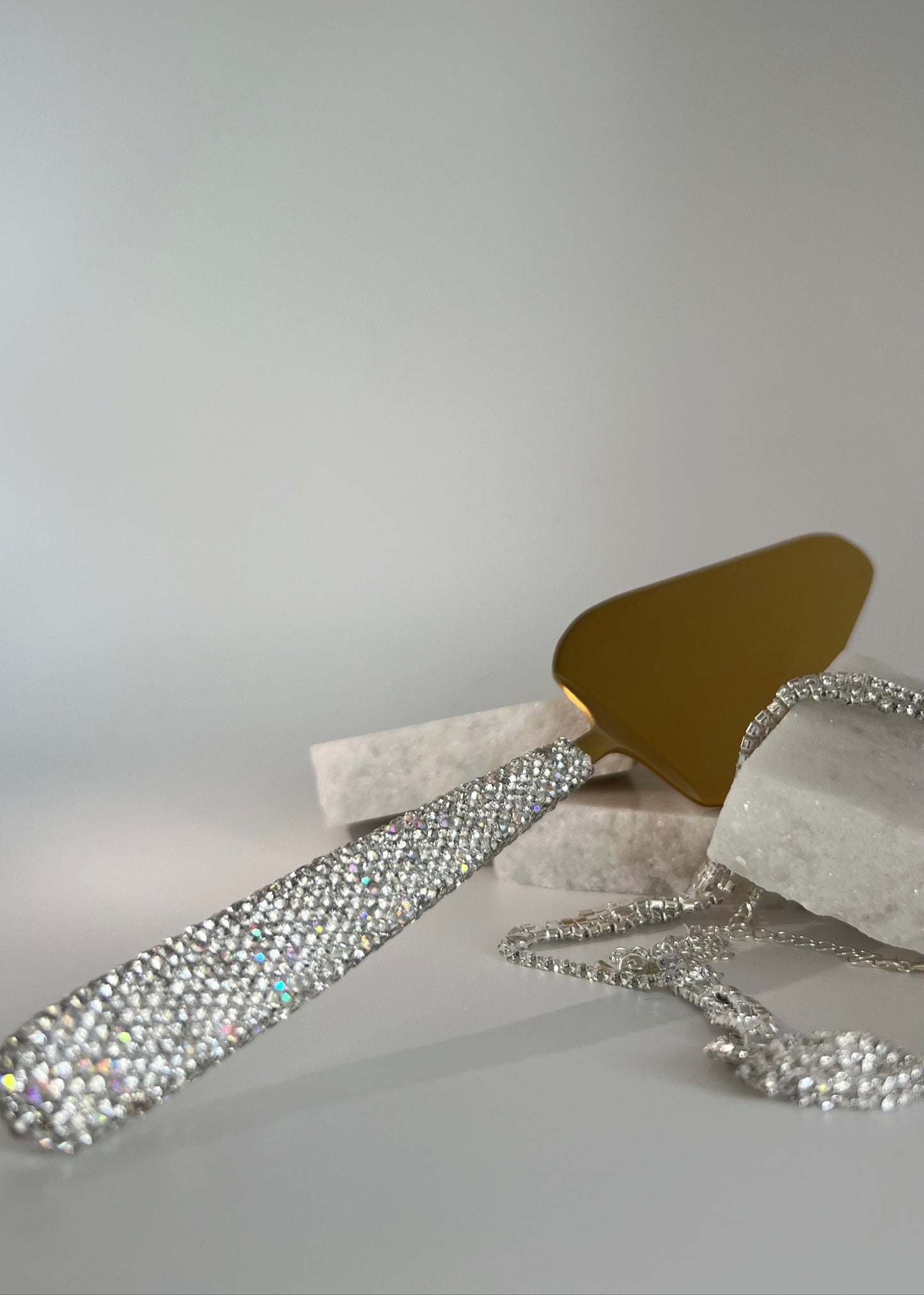 rhinestone cake server for stunning table setting / tablescapes