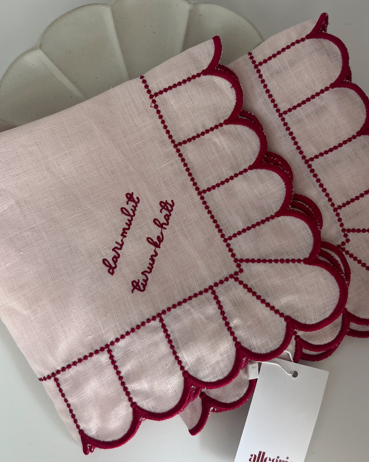 Embroidered Linen Napkin "𝓭𝓪𝓻𝓲 𝓶𝓾𝓵𝓾𝓽, 𝓽𝓾𝓻𝓾𝓷 𝓴𝓮 𝓱𝓪𝓽𝓲"