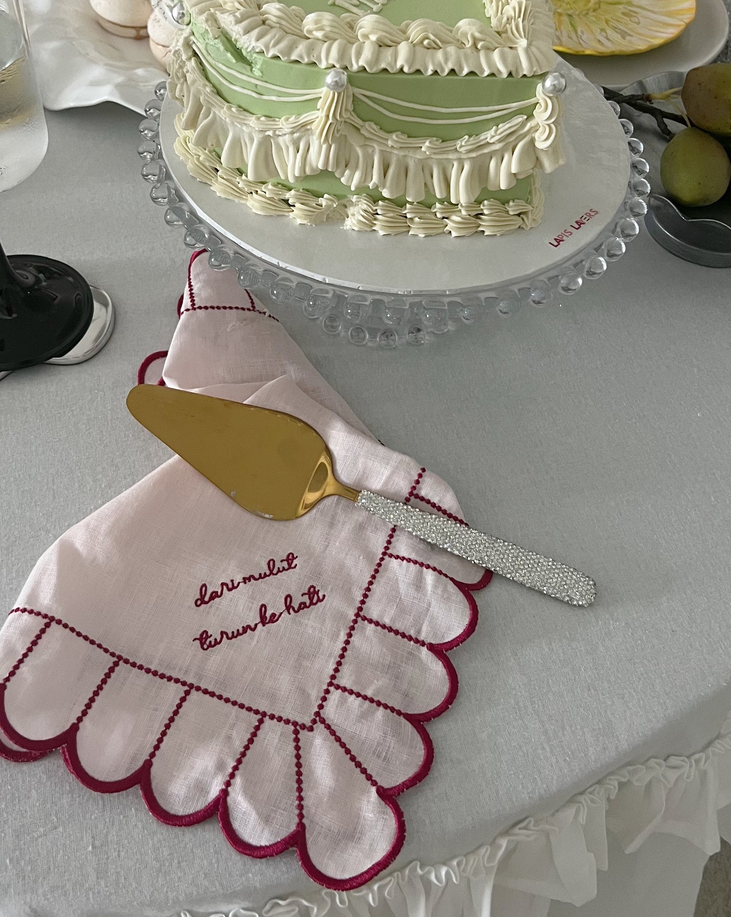 Embroidered Linen Napkin "𝓭𝓪𝓻𝓲 𝓶𝓾𝓵𝓾𝓽, 𝓽𝓾𝓻𝓾𝓷 𝓴𝓮 𝓱𝓪𝓽𝓲"