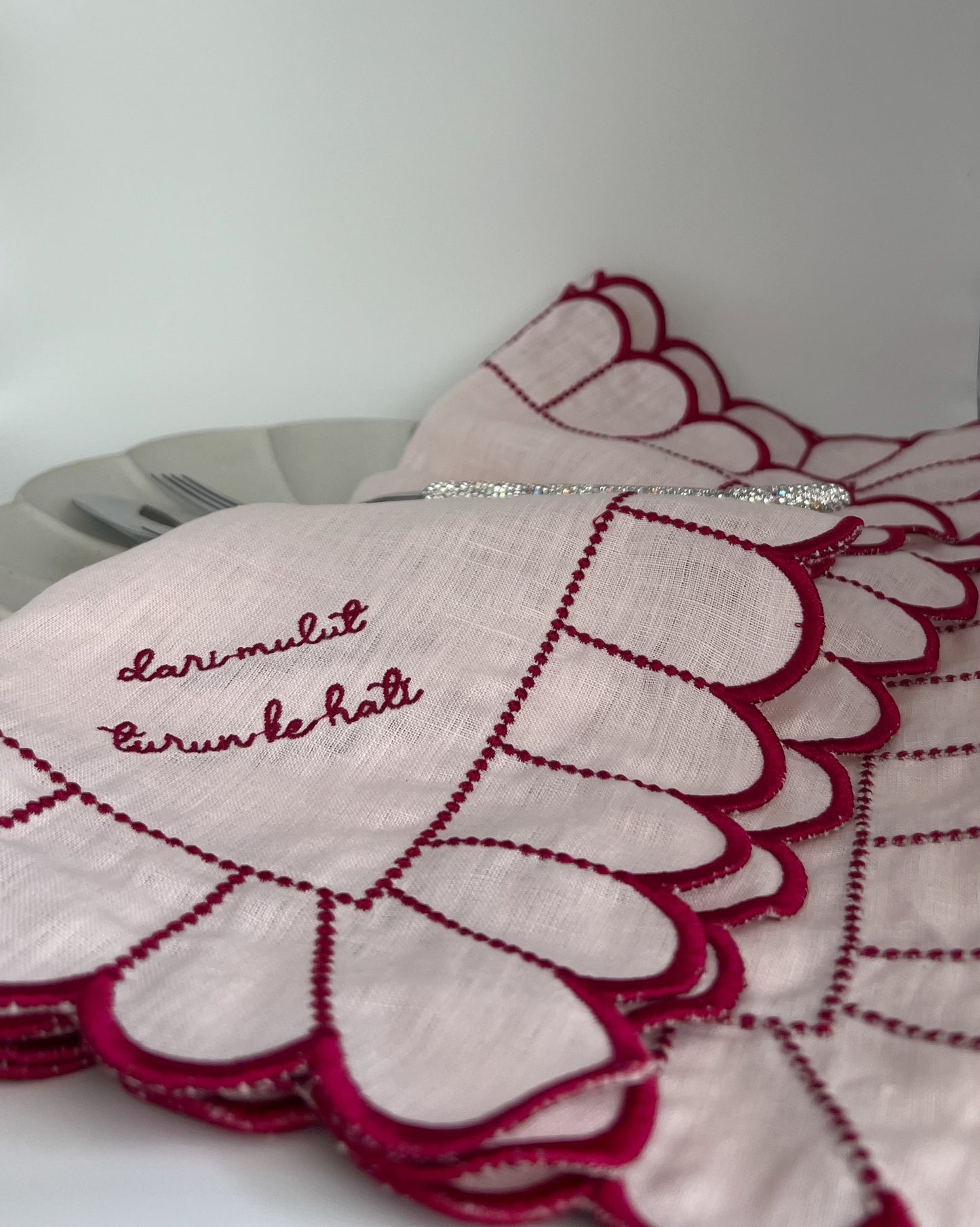Embroidered Linen Napkin "𝓭𝓪𝓻𝓲 𝓶𝓾𝓵𝓾𝓽, 𝓽𝓾𝓻𝓾𝓷 𝓴𝓮 𝓱𝓪𝓽𝓲"