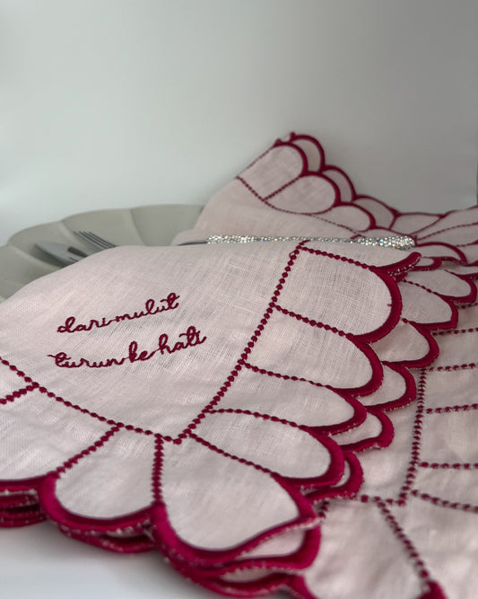 Embroidered Linen Napkin - "𝓭𝓪𝓻𝓲 𝓶𝓾𝓵𝓾𝓽, 𝓽𝓾𝓻𝓾𝓷 𝓴𝓮 𝓱𝓪𝓽𝓲"