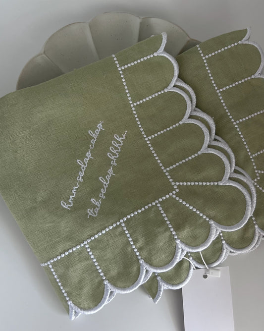 Embroidered Linen Napkin - "𝓱𝓶𝓶 𝓼𝓮𝓭𝓪𝓹 𝓬𝓪𝓴𝓪𝓹, 𝓽𝓪𝓴 𝓼𝓮𝓭𝓪𝓹 𝓼𝓱𝓱𝓱𝓱..."