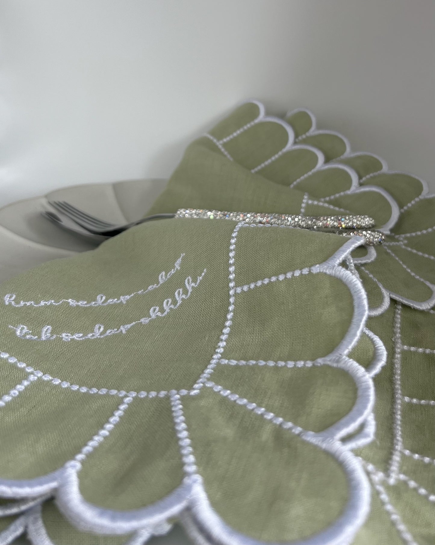 Embroidered Linen Napkin - "𝓱𝓶𝓶 𝓼𝓮𝓭𝓪𝓹 𝓬𝓪𝓴𝓪𝓹, 𝓽𝓪𝓴 𝓼𝓮𝓭𝓪𝓹 𝓼𝓱𝓱𝓱𝓱..."