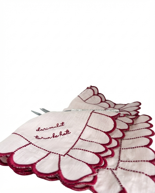 Embroidered Linen Napkin "𝓭𝓪𝓻𝓲 𝓶𝓾𝓵𝓾𝓽, 𝓽𝓾𝓻𝓾𝓷 𝓴𝓮 𝓱𝓪𝓽𝓲"